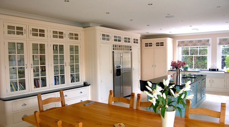 English Classic The style is characterised by its curved corners and hand-turned plinth and cornice. Edwardian glazed doors are a finishg feature to create an elegant English kitchen.